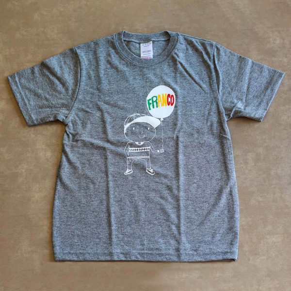 T-shirt gris pour enfant avec design d’un petit garçon qui tient une balloune auquel il est inscrit franco